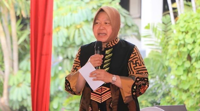 Politisi perempuan sekaligus Menteri Sosial Tri Rismaharini ternyata dulunya PNS. Simak perjalanan kariernya!