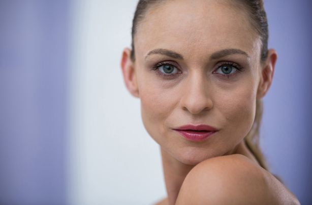 Kulit usia menopause atau usia 50 tahun ke atas membutuhkan perawatan yang lebih rutin. Apa saja tips skincare saat memasuki usia menopause?