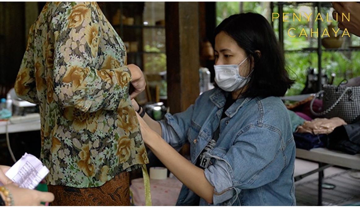 Fadillah Putri Yunidar terpilih sebagai Penata Busana Terbaik untuk film Penyalin Cahaya. Ini cerita serunya menghidupkan para karakter dalam film!