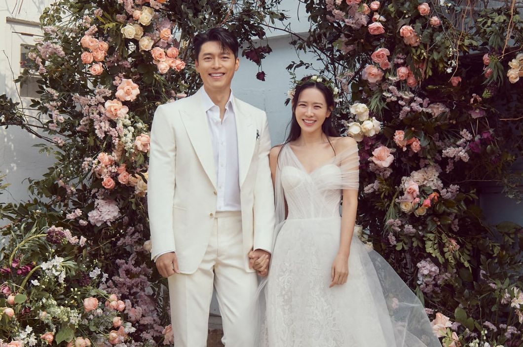 Kabar terbaru datang dari pasangan suami istri baru, Son Ye Jin dan Hyun Bin. Pasangan ini diketahui tengah terbang untuk bulan madu
