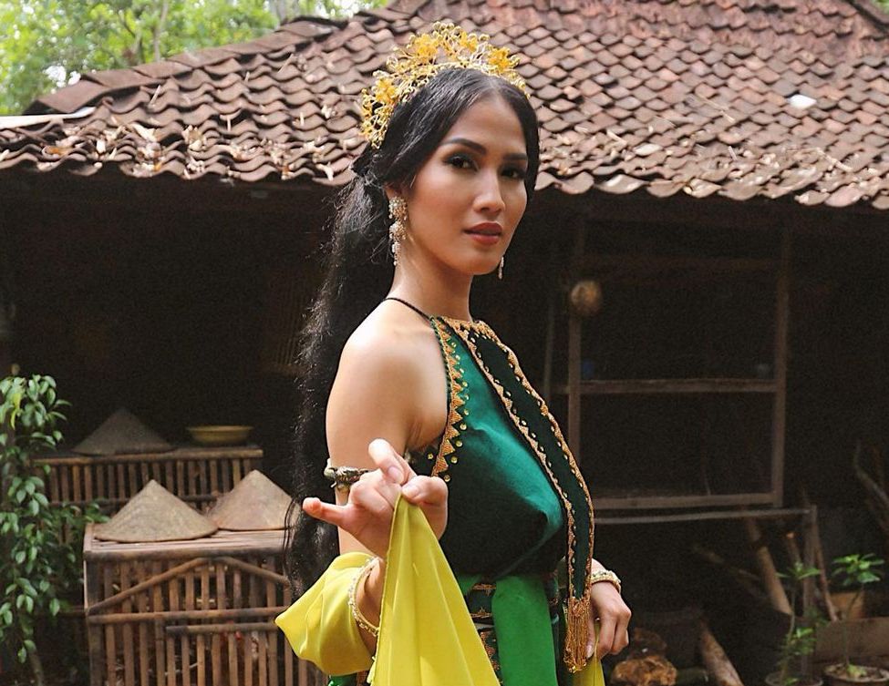 Pemeran Barawuhi KKN di Desa Penari, Aulia Sarah resmi bertunangan dengan sang kekasih. Intip busana yang dikenakannya!