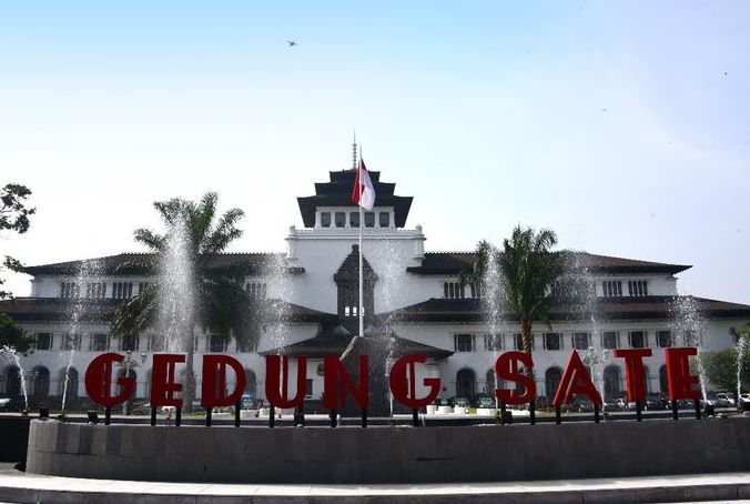 Gedung Sate di Kota Bandung jadi salah satu lokasi syuting film Ranah 3 Warna. Yuk simak hidden gem di Bandung