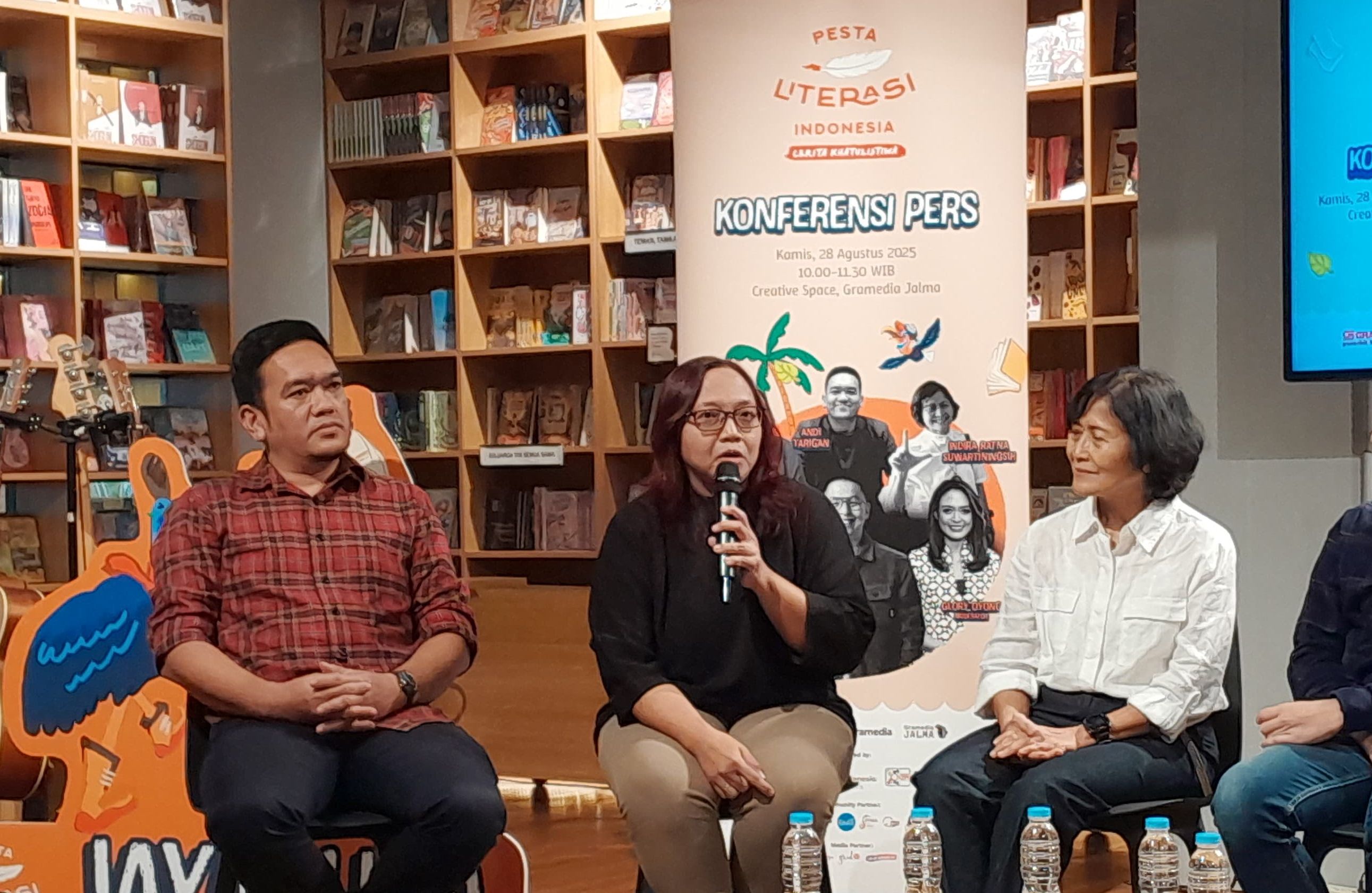 Dari Magelang hingga Ambon, Pesta Literasi menghadirkan kegiatan unik dari membatik, musikalisasi puisi, hingga donasi buku.