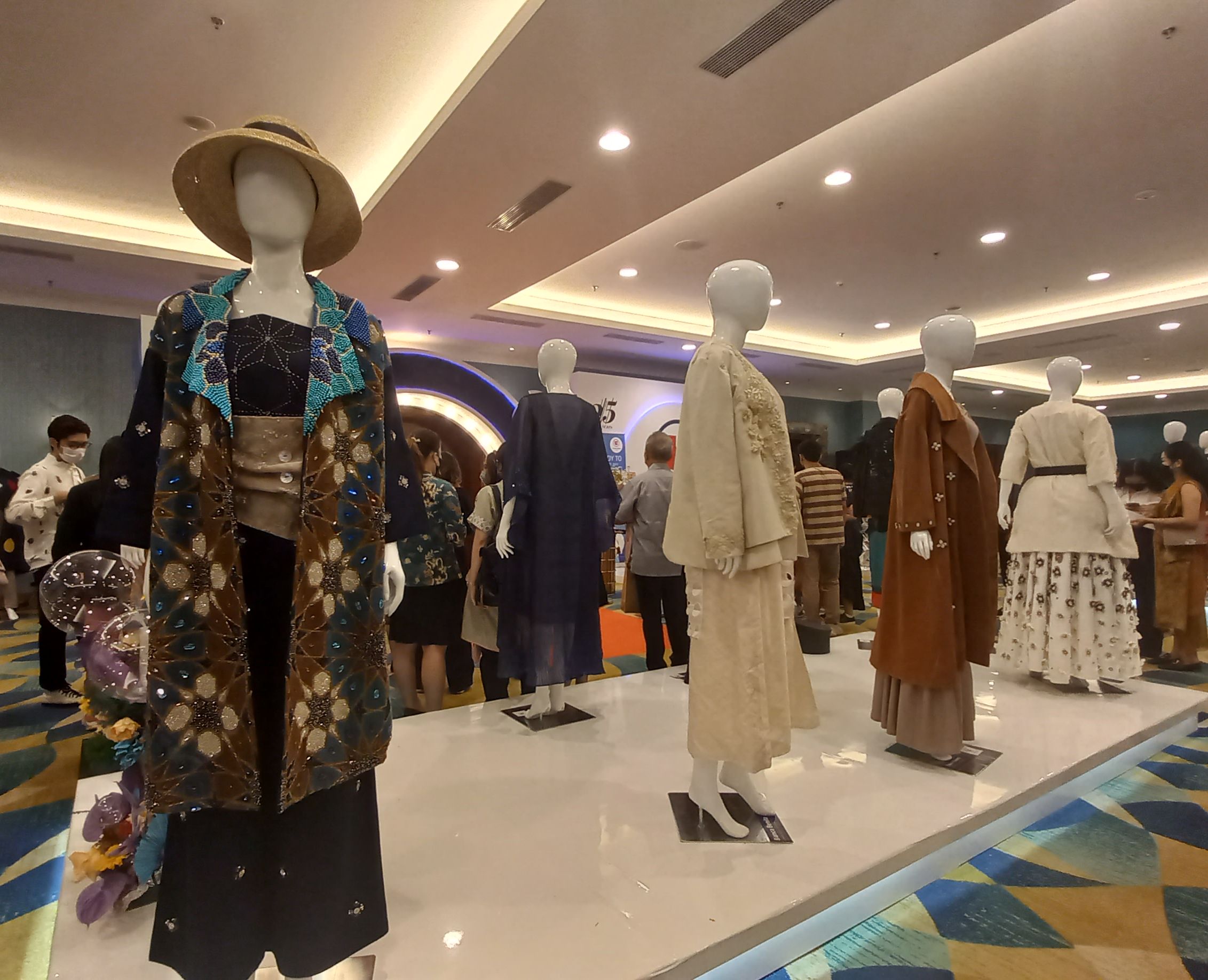 Karya para siswa lulusan LaSalle College Jakarta Angkatan 2022 memamerkan karya mereka dengan tema Sphere yang menggabungkan budaya Indonesia. 