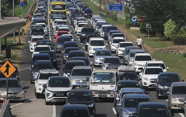 Puncak arus balik mudik Lebaran 2022 diprediksi terjadi hari ini, Minggu (8/5/2022), ratusan ribu kendaraan bakal masuk Jakarta.