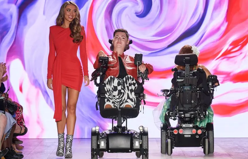 Adaptive clothing harus diupayakan oleh merek fesyen supaya bisa menjadi penyedia akan ekspresi diri bagi penyandang disabilitas.