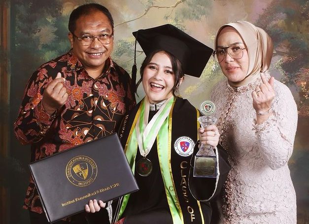 Rayakan Hari Ibu, aktris Prilly Latuconsina justru mengunggah potret kebersamaan dirinya bersama kedua orang tua. Ini selengkapnya! 