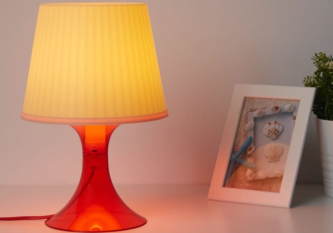 Penggunaan lampu tidur memang bisa menghemat listrik. Meski begitu, ketahui dulu manfaat dan kerugiannya berikut ini!