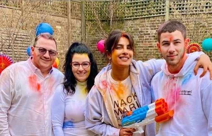 Priyanka Chopra dan Nick Jonas merayakan festival Holi di London. Intip keseruannya dan kisah di balik perayaan festival ini.
