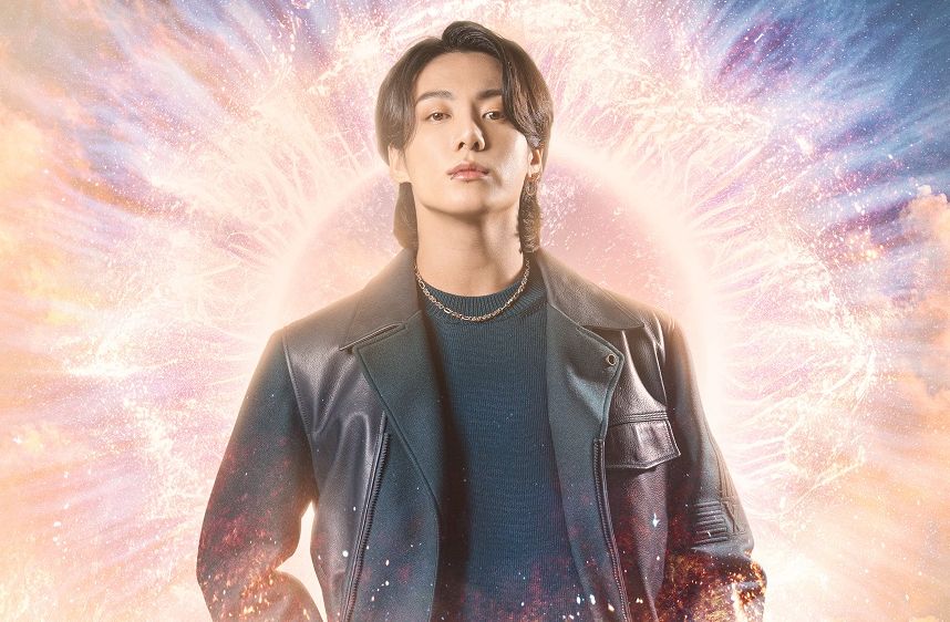 Bawakan lagu 'Dreamers' di pembukaan Piala Dunia 2022, Jungkook BTS tampil memukau mengenakan jaket Versace. 