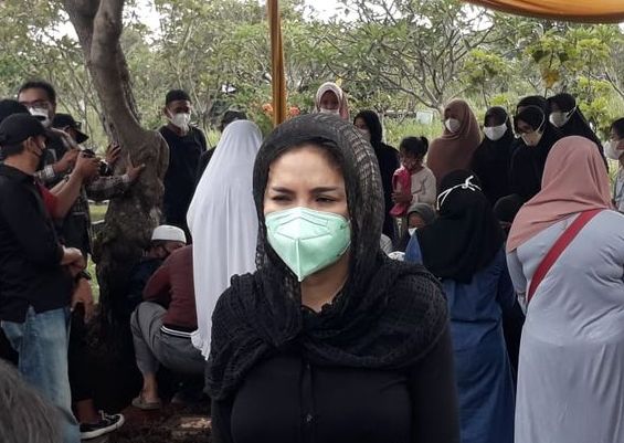 Elus perut hamil istri Sapri, ini hal yang dirasakan Nikita Mirzani hingga membuatnya menangis bersedih...