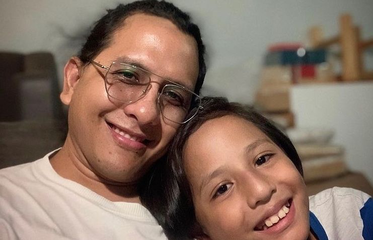 Ini momen haru anak kedua Raditya Oloan dan Joanna Alexandra menangis saat berikan barang kesukaan sang Ayah di peti.

