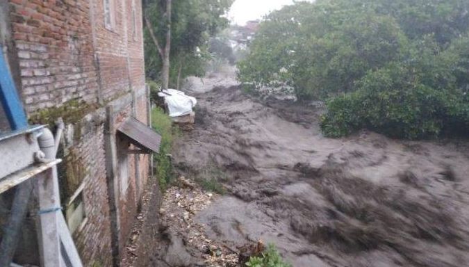 Banjir bandang menerjang Kota Batu, Jawa Timur. Akibat musibah ini, belasan orang hanyut terseret aliran sungai