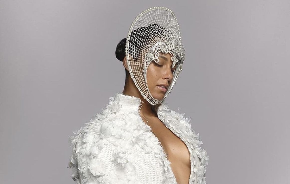 Intip penampilan Alicia Keys saat memakai headpiece rancangan Rinaldy Yunardi untuk salah satu video album terbarunya.