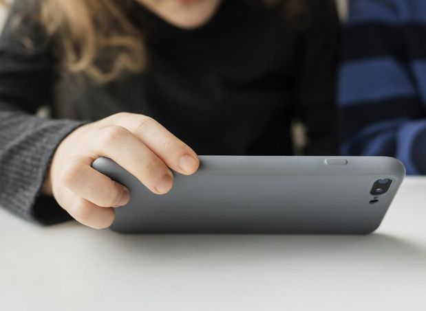 Screen time yang berlebihan dapat berdampak pada anak.
Lantas bagaimana cara mengurangi screen time anak? Simak penjelasan dokter ini.