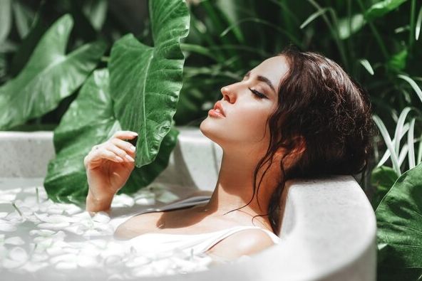 Berendam air panas memang dapat menghilangkan penat. Tetapi lebih jauh dari itu, berendam air panas ternyata punya manfaat berikut ini!