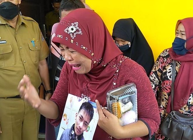 Seorang ibu bernama Rutami menangis saat ceritakan momen panggilan video bersama sang anak yang terjebak di perang Ukraina dan Rusia.