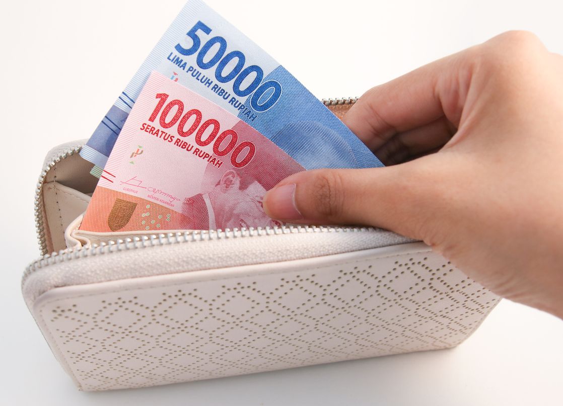Berikut tips menghemat uang THR agar tak ludes dalam sekejap.
Lantas apa saja tipsnya? Yuk simak penjelasannya.