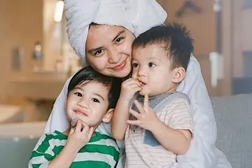 Putri Titian dan kedua anaknya