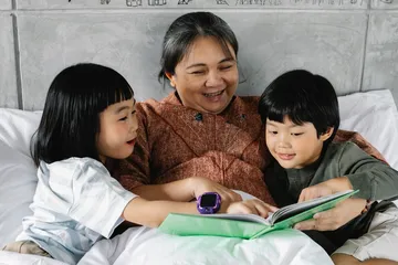 Membacakan buku untuk anak