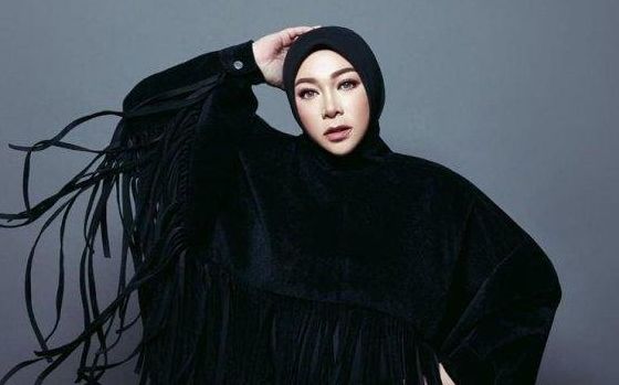 Melihat sepak terjang Melly Goeslaw di industri musik Indonesia sebelum mencalonkan diri jadi caleg Partai Gerindra.