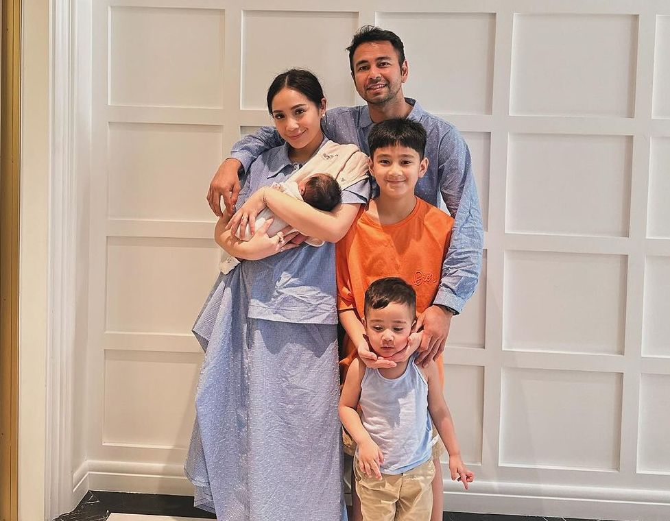 Kawan Puan mau mengadopsi anak seperti yang baru-baru ini dilakukan keluarga Raffi dan Nagita? Begini caranya!