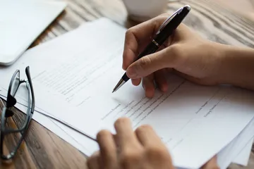 ilustrasi menulis surat lamaran kerja ke Pertamina