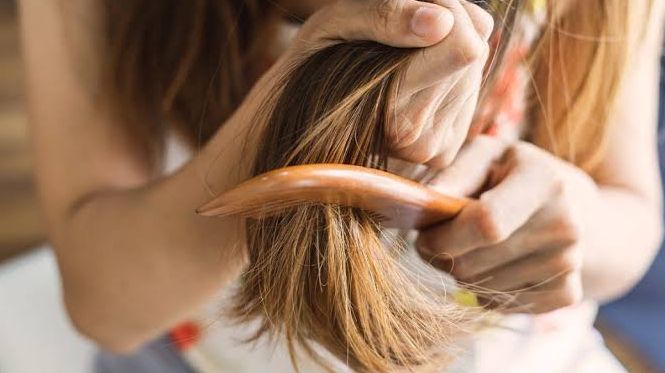 Inilah cara untuk mengatasi rambut yang kering dengan cara mudah dan praktis! Mulai dari keramas air dingin hingga melepas ikat rambut.