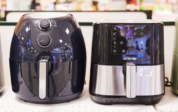 Oven dan air fryer sekilas secara tampilan dan cara kerjanya terlihat sangat mirip. Lalu, apa bedanya oven dengan air fryer?