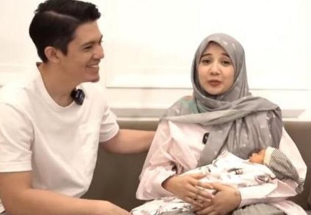 Akui menyesal ikuti saran Shireen untuk sunat anaknya, ini keluh kesah Zaskia Sungkar sebagai ibu baru yang harus hadapi bayi rewel usai sunat...