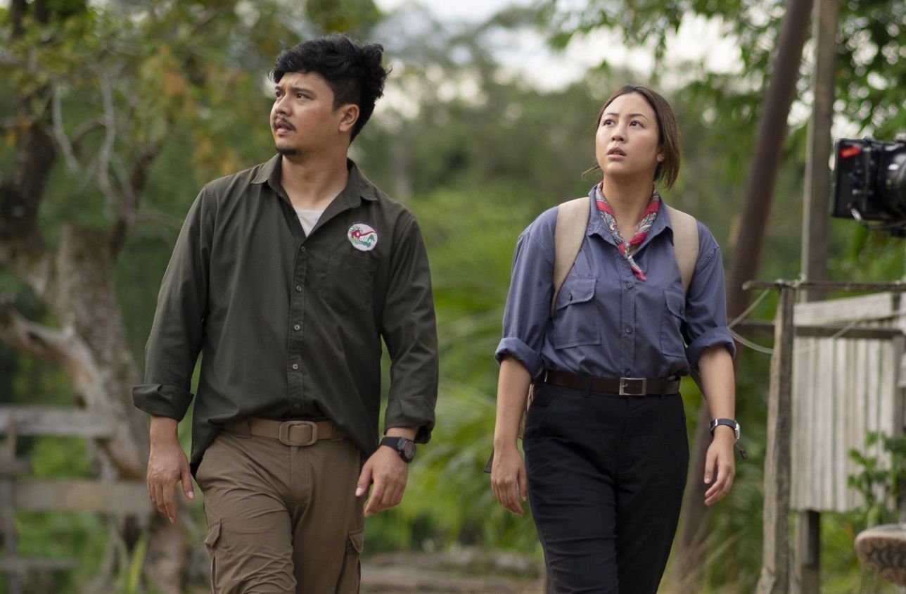 Review film Petualangan Sherina 2 yang tayang di bioskop 28 September 2023, sebuah tayangan film musikal paket lengkap nostalgia generasi Milenial.