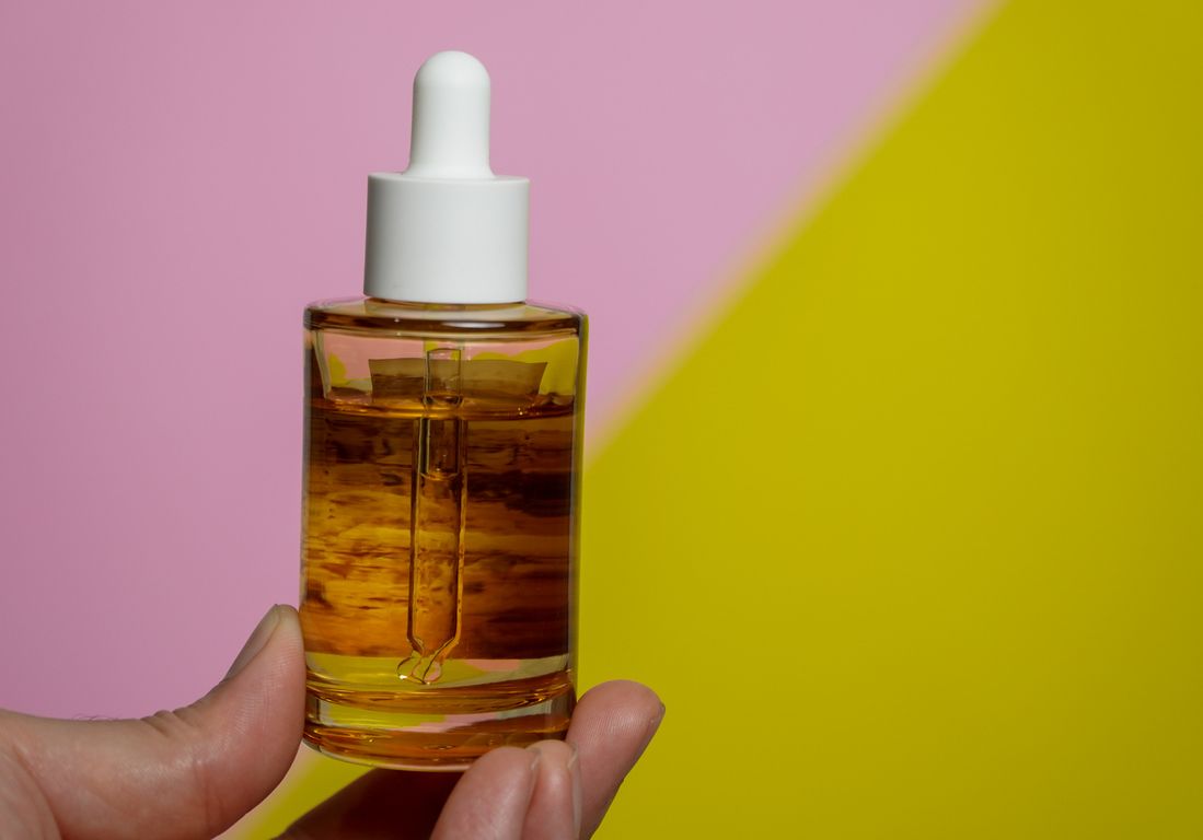 Berikut ini tips dari dokter spesialis kulit agar Kawan Puan tidak FOMO membeli produk skincare baru yang viral.
