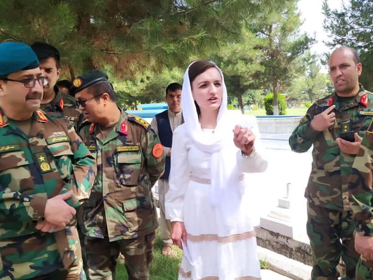 Zarifa Ghafari adalah salah satu walikota perempuan pertama di Afghanistan, yang pernah menjabat kursi pemerintahan di kota Maidan Shar.