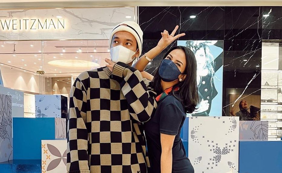 Perjalanan cinta pasangan artis Vanessa Angel dan Bibi Andriansyah, dari awal pertemuan hingga janji sehidup semati.