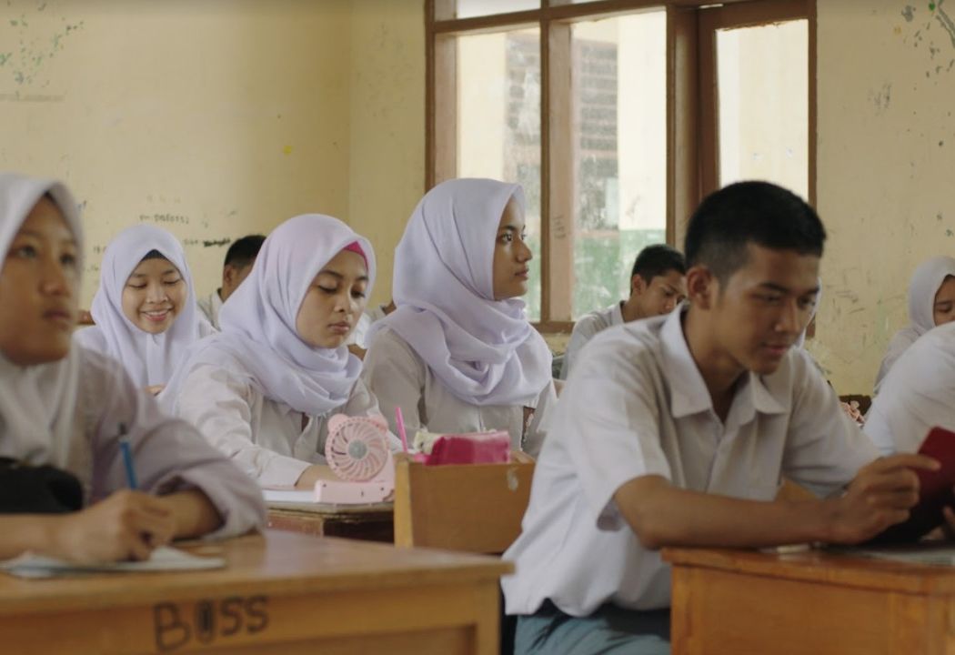 Berlatar daerah Banten, Yuni jadi film Indonesia pertama yang menggunakan bahasa Jaseng atau Jawa Serang.