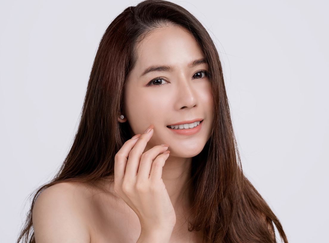 Berikut 5 trik makeup Thailand agar hasilnya flawless dan tetap glowing, di antaranya pakai blush on pada area hidung. 