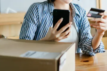 Melakukan transaksi online di internet. 