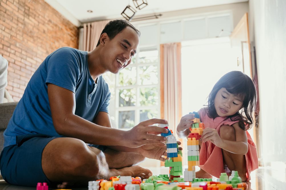 Meskipun sibuk bekerja, para ayah tetap bisa bermain bersama anak. Yuk ikuti tips menjadi Ayah Bermain berikut ini!