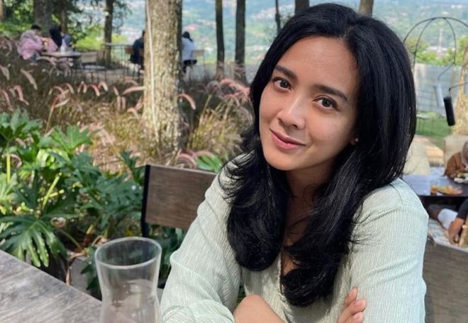 Aktris Dhea Ananda umumkan kabar kehamilannya dengan sang suami, Ariel Nidji, setelah 12 tahun menanti.