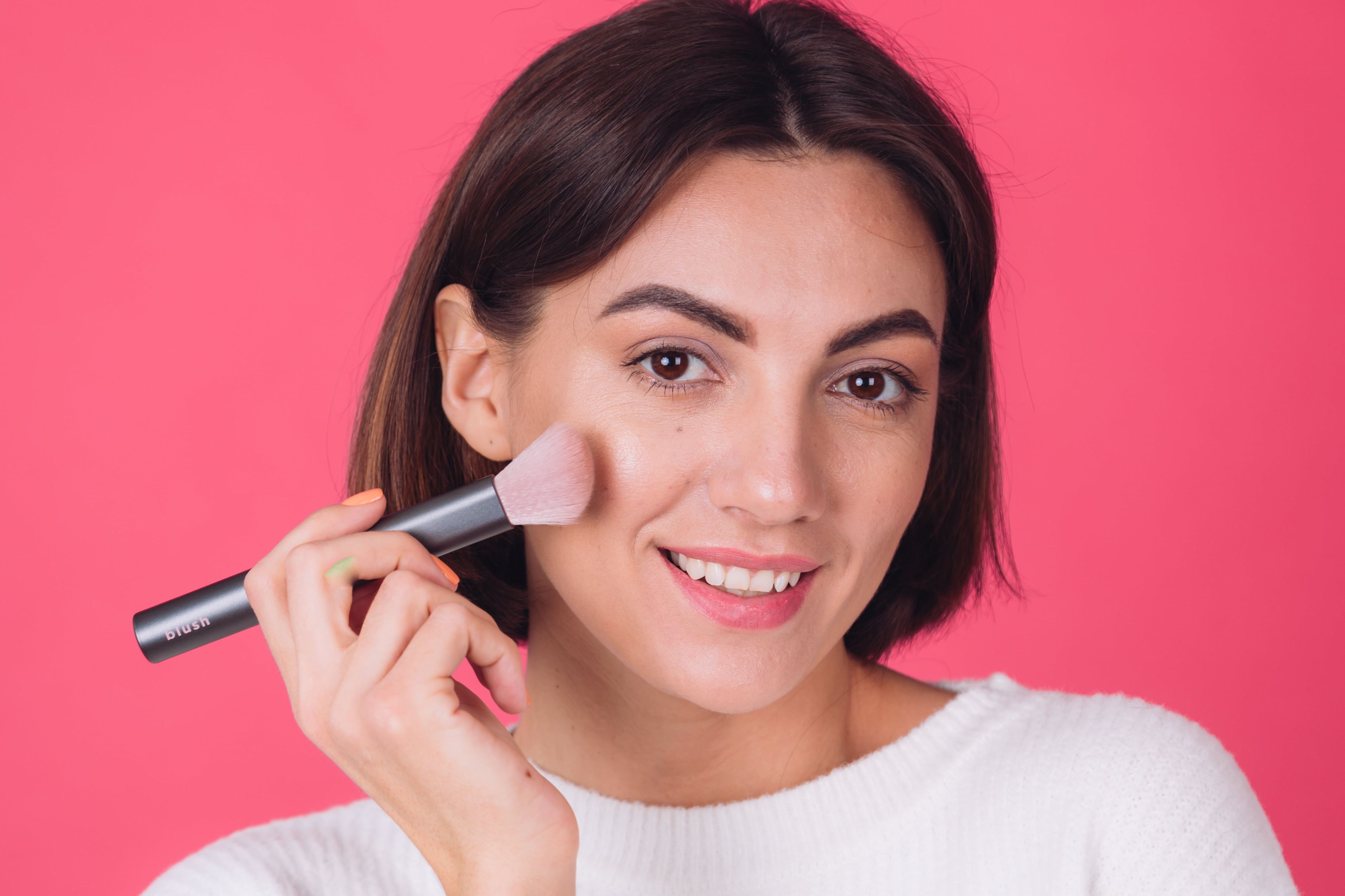 Untuk menunjang penampilan, dalam mengaplikasikan blush on ada beberapa hal yang harus diperhatikan. Berikut 10 tips dan trik dalam penggunaan blush