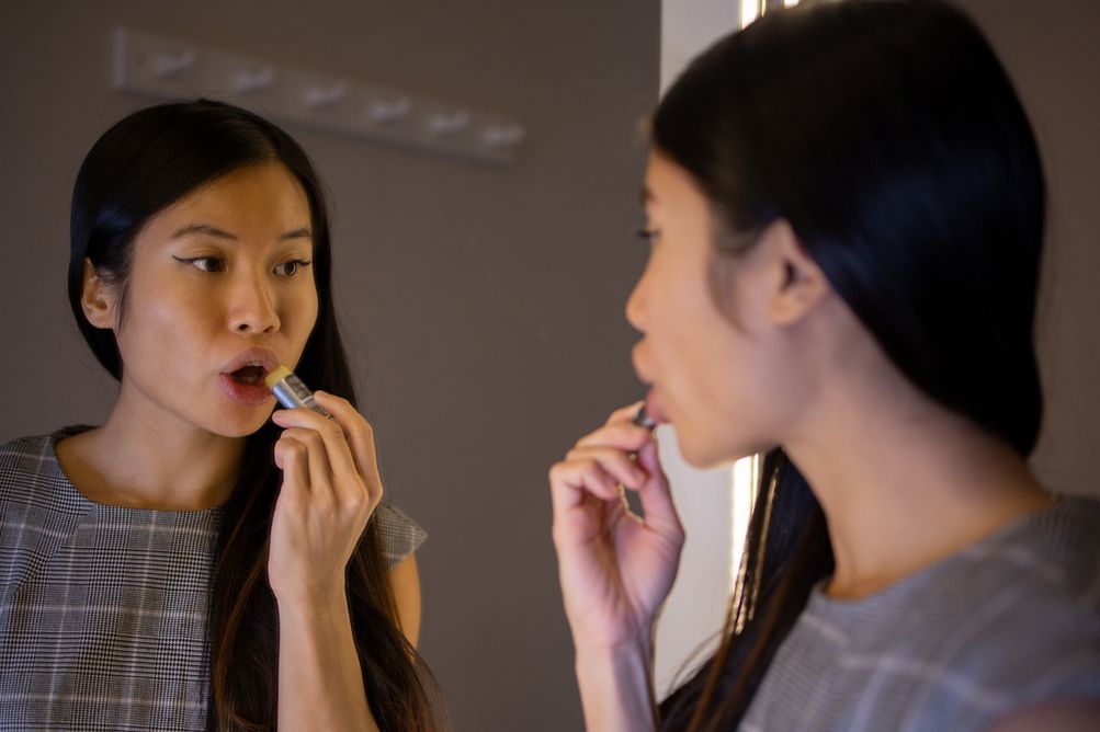 Berikut ini pentingnya skin preparation sebelum memakai makeup, pastikan jangan lupa perhatikan area bibir dengan pakai lip balm juga ya