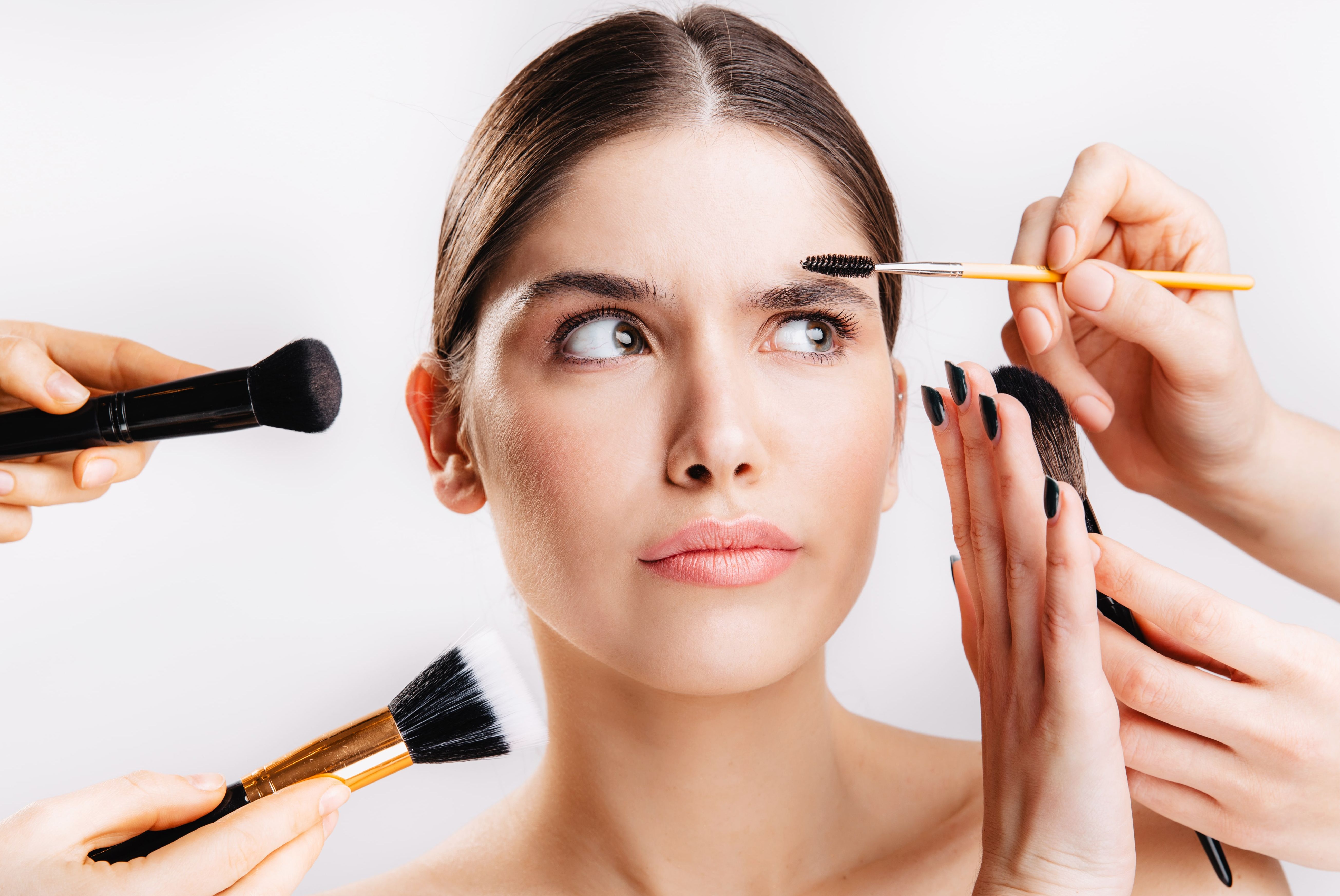Ini 6 langkah untuk dapatkan minimalist makeup look yang natural dan segar. Mulai dari membersihkan muka, bb cream, blush on, mascara, dan lipstik.