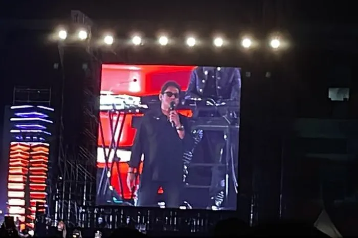 Andre Taulany dalam konser yang bertajuk Pesta Rakyat 30 Tahun Berkarya DEWA 19 yang digelar di Jakarta International Stadium (JIS), Jakarta Utara, Sabtu (4/2/2023)