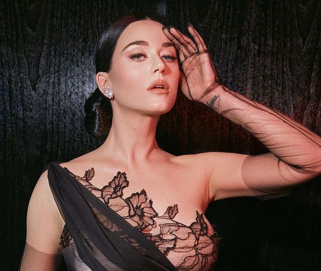 Penyanyi Katy Perry mengalami insiden saat menghadiri Met Gala 2022. Bagian heels dari sepatunya tersangkut di lubang ventilasi.