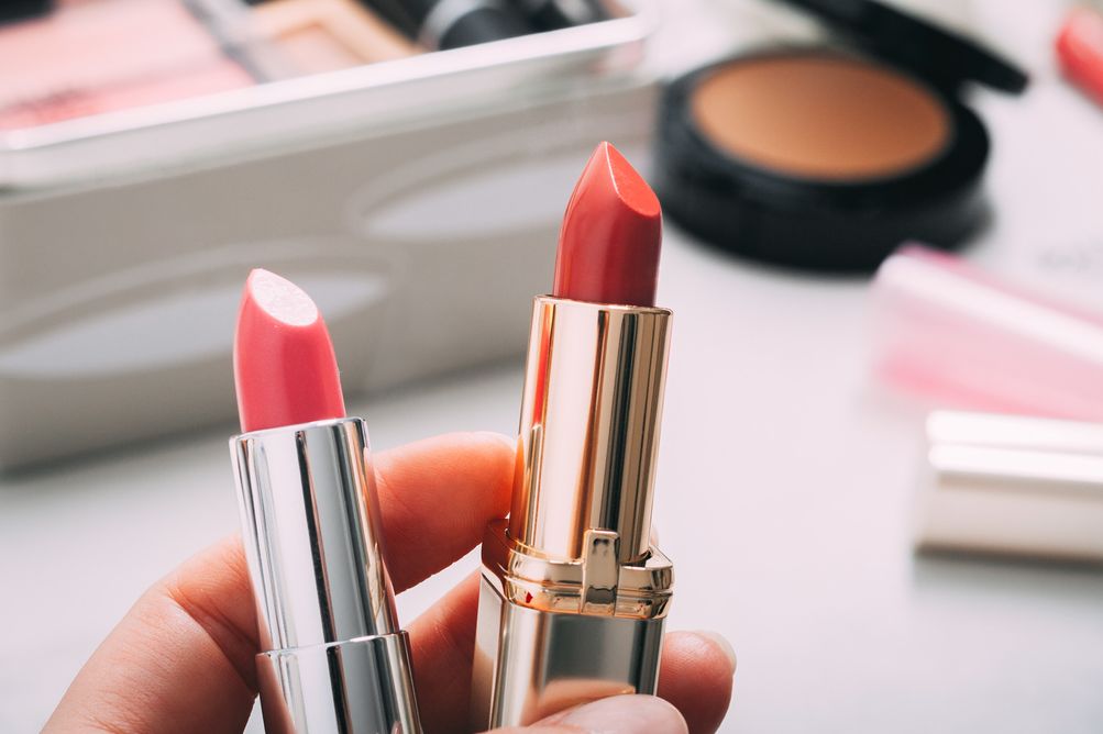 Make up artist menjelaskan 3 warna lipstik yang membantu mencerahkan kulit, simak penjelasan selengkapnya.
