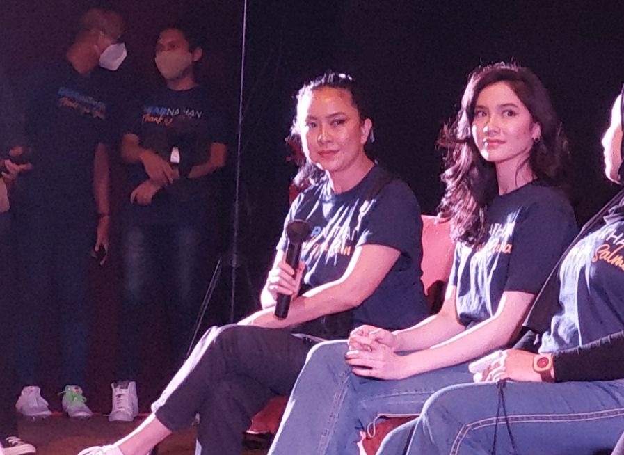 Aktris Maya Hasan menceritakan perannya sebagai Bu Dewi di film Dear Nathan : Thank You Salma. Ternyata tak jauh berbeda dengan di dunia nyata!