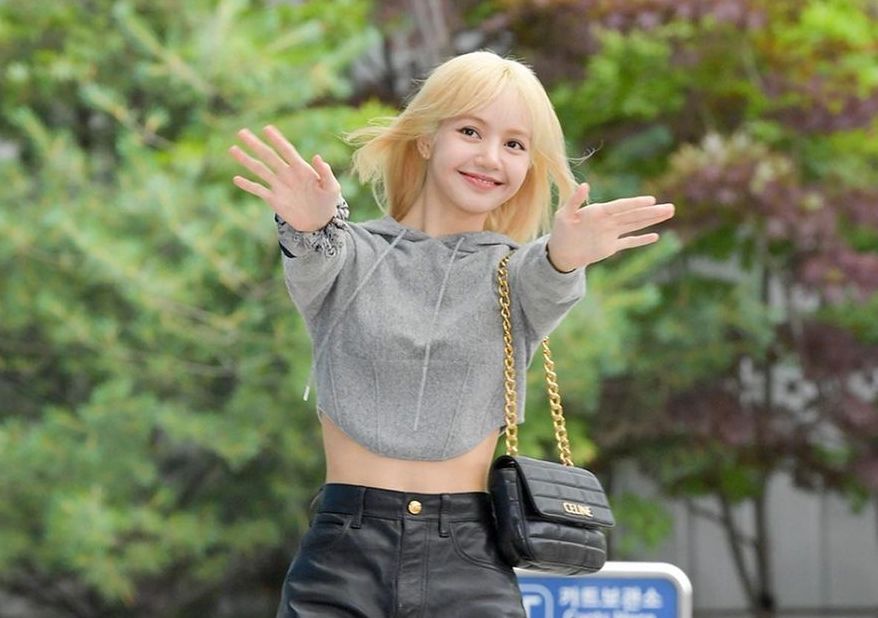 Terbang ke Paris untuk hadiri CELINE Men's Summer 2023 Fashion Show, simak harga outfit Lisa BLACKPINK yang serba CELINE ini. 