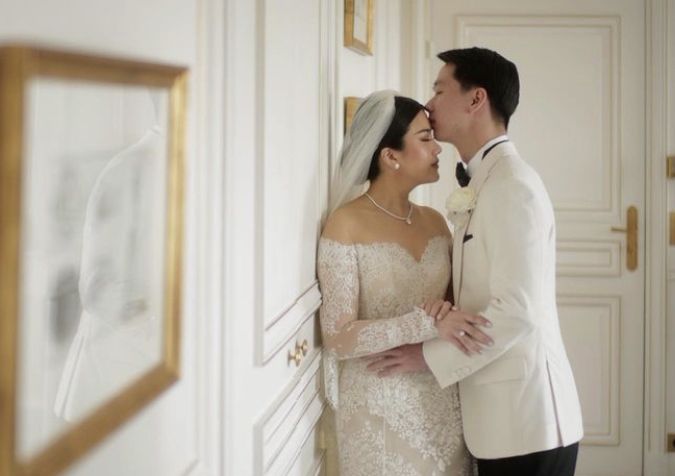 Berikut ini gaya fashion Valencia Tanoesoedibjo dan Kevin Sanjaya saat pemberkatan pernikahan di  Le Meurice, Paris, Prancis