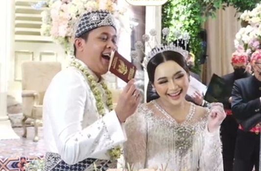 Assyifa Nuraini, adik Ayu Ting Ting telah menikah dengan Nanda Fachrizal pada Minggu (20/22/2022). Keduanya belum merencanakan bulan madu.