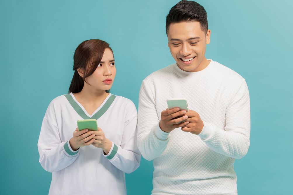 Cara mengatasi rasa iri atas kesuksesan pasangan agar hubungan asmara tetap awet. Yuk, simak selengkapnya!